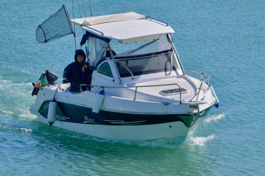 İtalya, Sicilya, Akdeniz, Marina di Ragusa (Ragusa Eyaleti); 24 Mart 2022, limandaki bir motorlu tekne - EDITORIAL