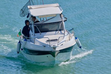 İtalya, Sicilya, Akdeniz, Marina di Ragusa (Ragusa Eyaleti); 24 Mart 2022, limandaki bir motorlu tekne - EDITORIAL