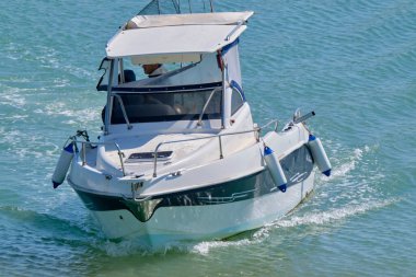 İtalya, Sicilya, Akdeniz, Marina di Ragusa (Ragusa Eyaleti); 24 Mart 2022, limandaki bir motorlu tekne - EDITORIAL