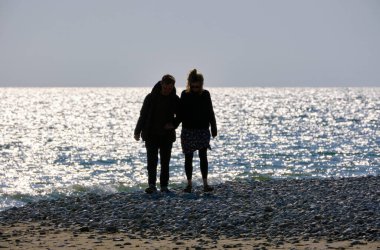 İtalya, Sicilya, Playa Grande (Ragusa Eyaleti); sahilde yürüyen çift