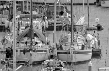 İtalya, Sicilya, Akdeniz, Marina di Ragusa (Ragusa Eyaleti); 26 Mart 2022, limanda yelkenli tekneleri - EDITORIAL