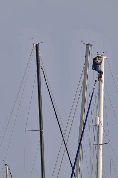 Italien Sicilien Medelhavet Marina Ragusa Man Som Arbetar Segelbåt Mast — Stockfoto