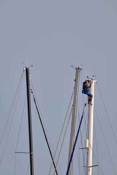 Italien Sicilien Medelhavet Marina Ragusa Man Som Arbetar Segelbåt Mast — Stockfoto