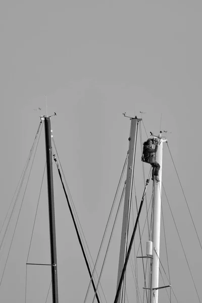 Италия Siciliy Средиземное Море Marina Ragusa Мужчина Работающий Мачте Пилона — стоковое фото