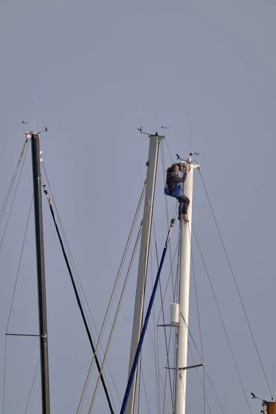 Italien Sicilien Medelhavet Marina Ragusa Man Som Arbetar Segelbåt Mast — Stockfoto