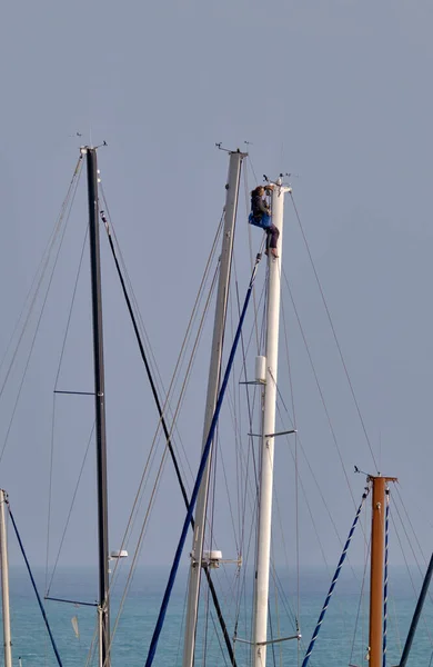 Italia Sicilia Mar Mediterráneo Marina Ragusa Marzo 2022 Hombre Trabajando —  Fotos de Stock