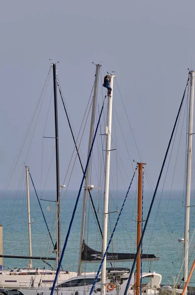 Italien Sizilien Mittelmeer Marina Ragusa März 2022 Mann Einem Segelmast — Stockfoto