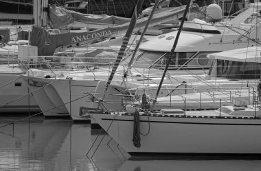 İtalya, Sicilya, Akdeniz, Marina di Ragusa (Ragusa ili); 29 Mart 2022, limanda lüks yatlar - EDITORIAL