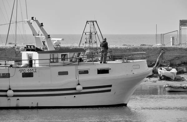 意大利 西西里 斯科普里蒂 拉古萨省 港口一艘当地木船上的渔民 — 图库照片