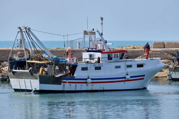 Italien Sicilien Scoglitti Provinsen Ragusa Fiskare Lokal Träfiskebåt Hamnen — Stockfoto