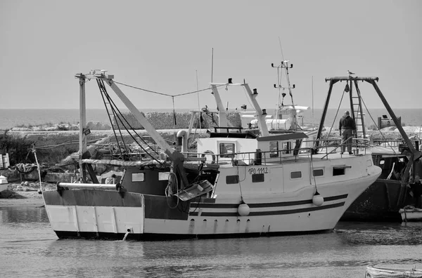 Itálie Sicílie Scoglitti Provincie Ragusa Rybáři Místním Dřevěném Rybářském Člunu — Stock fotografie
