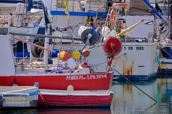 Италия Sicily Scoglitti Ragusa Province Местные Деревянные Рыболовные Лодки Порту — стоковое фото