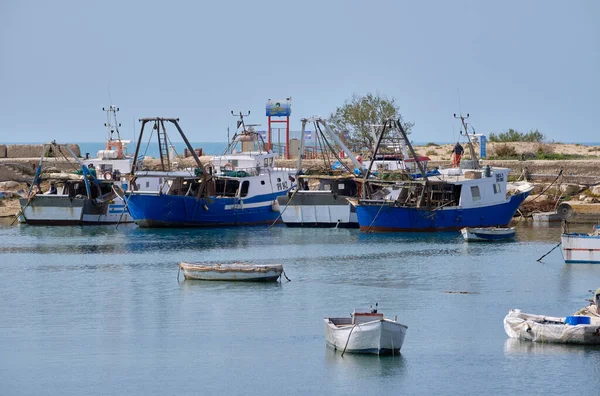 意大利 西西里 斯科普里 拉古萨省 2022年3月29日 港口内的地方木制渔船 Editorial — 图库照片