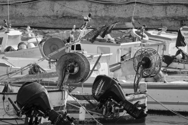 İtalya, Sicilya, Akdeniz, Scoglitti (Ragusa Eyaleti); 29 Mart 2022, limanda yerel ahşap balıkçı tekneleri - EDITORIAL