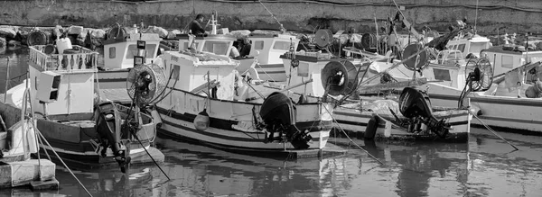 İtalya, Sicilya, Akdeniz, Scoglitti (Ragusa Eyaleti); 29 Mart 2022, limandaki yerel ahşap balıkçı tekneleri ve balıkçılar - EDITORIAL