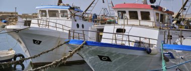 İtalya, Sicilya, Akdeniz, Scoglitti (Ragusa Eyaleti); limandaki yerel ahşap balıkçı tekneleri 