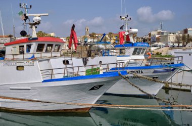 İtalya, Sicilya, Akdeniz, Scoglitti (Ragusa Eyaleti); 29 Mart 2022, limanda yerel ahşap balıkçı tekneleri - EDITORIAL