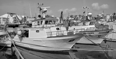 İtalya, Sicilya, Akdeniz, Scoglitti (Ragusa Eyaleti); 29 Mart 2022, limanda yerel ahşap balıkçı tekneleri - EDITORIAL