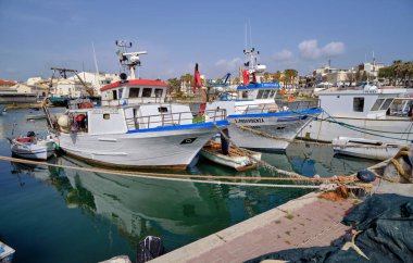 İtalya, Sicilya, Akdeniz, Scoglitti (Ragusa Eyaleti); 29 Mart 2022, limanda yerel ahşap balıkçı tekneleri - EDITORIAL