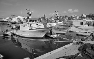 İtalya, Sicilya, Akdeniz, Scoglitti (Ragusa Eyaleti); 29 Mart 2022, limanda yerel ahşap balıkçı tekneleri - EDITORIAL