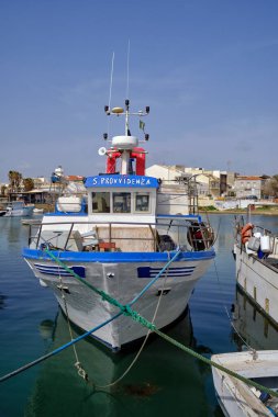 İtalya, Sicilya, Akdeniz, Scoglitti (Ragusa Eyaleti); limandaki yerel ahşap balıkçı tekneleri 