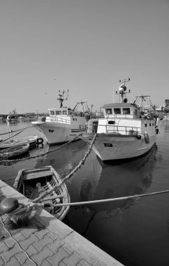 İtalya, Sicilya, Akdeniz, Scoglitti (Ragusa Eyaleti); limandaki yerel ahşap balıkçı tekneleri 