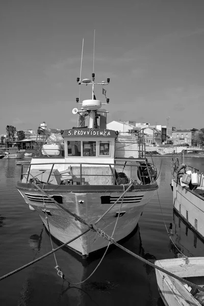 イタリア シチリア島 地中海 スコグリッティ ラグーザ州 港内の地元の木製漁船 — ストック写真