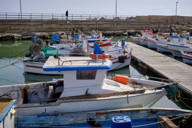 İtalya, Sicilya, Akdeniz, Scoglitti (Ragusa Eyaleti); 29 Mart 2022, limanda yerel ahşap balıkçı tekneleri - EDITORIAL