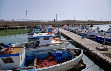 İtalya, Sicilya, Akdeniz, Scoglitti (Ragusa Eyaleti); 29 Mart 2022, limanda yerel ahşap balıkçı tekneleri - EDITORIAL
