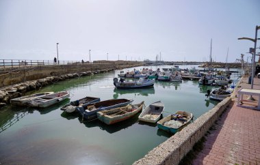 İtalya, Sicilya, Akdeniz, Scoglitti (Ragusa Eyaleti); 29 Mart 2022, limandaki yerel ahşap balıkçı tekneleri ve balıkçılar - EDITORIAL