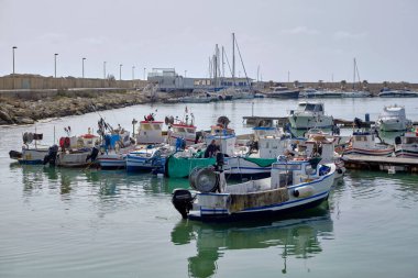 İtalya, Sicilya, Akdeniz, Scoglitti (Ragusa Eyaleti); 29 Mart 2022, limandaki yerel ahşap balıkçı tekneleri ve balıkçılar - EDITORIAL
