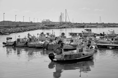 İtalya, Sicilya, Akdeniz, Scoglitti (Ragusa Eyaleti); 29 Mart 2022, limandaki yerel ahşap balıkçı tekneleri ve balıkçılar - EDITORIAL