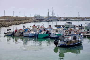 İtalya, Sicilya, Akdeniz, Scoglitti (Ragusa Eyaleti); 29 Mart 2022, limandaki yerel ahşap balıkçı tekneleri ve balıkçılar - EDITORIAL