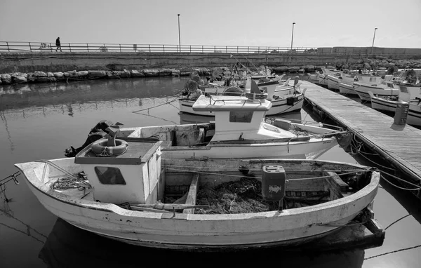 イタリア シチリア島 地中海 スコグリッティ ラグーザ州 2022年3月29日 港内の地元の木製漁船 Editorial — ストック写真