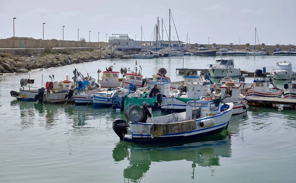 意大利 西西里 地中海 斯科普里蒂 拉古萨省 2022年3月29日 港口内的当地木制渔船和渔民 Editorial — 图库照片