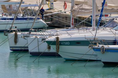 İtalya, Sicilya, Akdeniz, Marina di Ragusa (Ragusa ili); 3 Nisan 2022, limanda lüks yatlar - EDITORIAL