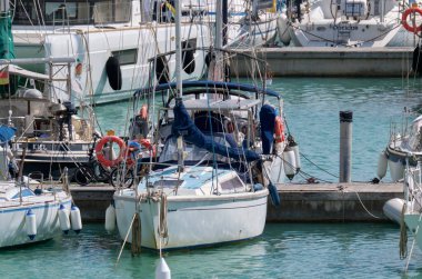 İtalya, Sicilya, Akdeniz, Marina di Ragusa (Ragusa ili); 3 Nisan 2022, limanda lüks yatlar - EDITORIAL