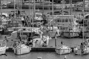 İtalya, Sicilya, Akdeniz, Marina di Ragusa (Ragusa ili); 3 Nisan 2022, limanda lüks yatlar - EDITORIAL