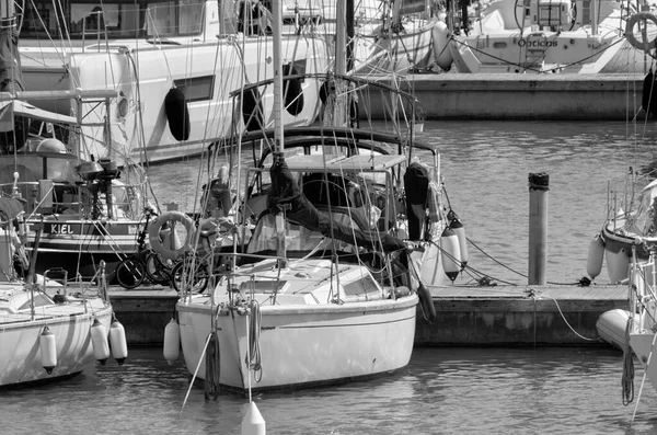 意大利 西西里 地中海 拉古萨海 拉古萨省 2022年4月3日 港口的豪华游艇 Editorial — 图库照片