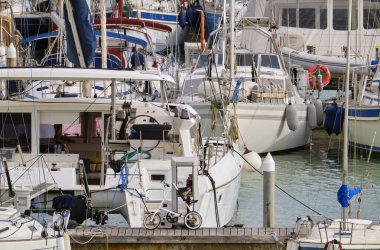 İtalya, Sicilya, Akdeniz, Marina di Ragusa (Ragusa ili); 4 Nisan 2022, limanda lüks yatlar - EDITORIAL