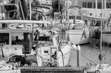 İtalya, Sicilya, Akdeniz, Marina di Ragusa (Ragusa ili); 4 Nisan 2022, limanda lüks yatlar - EDITORIAL