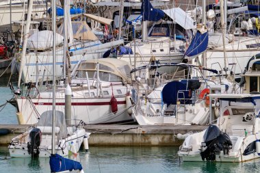 İtalya, Sicilya, Akdeniz, Marina di Ragusa (Ragusa ili); 4 Nisan 2022, limanda motorlu tekne ve lüks yatlar - EDITORIAL