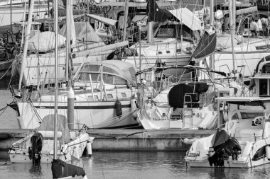 İtalya, Sicilya, Akdeniz, Marina di Ragusa (Ragusa ili); 4 Nisan 2022, limanda motorlu tekne ve lüks yatlar - EDITORIAL