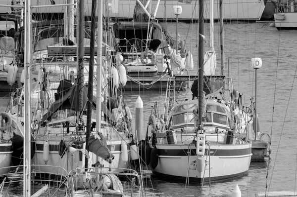意大利 西西里 地中海 拉古萨海 拉古萨省 2022年4月4日 港口的豪华游艇 Editorial — 图库照片