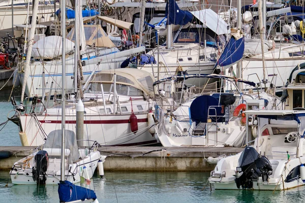 İtalya, Sicilya, Akdeniz, Marina di Ragusa (Ragusa ili); 4 Nisan 2022, limanda motorlu tekne ve lüks yatlar - EDITORIAL