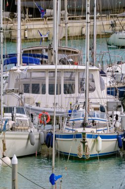 İtalya, Sicilya, Akdeniz, Marina di Ragusa (Ragusa Eyaleti); 4 Apri 2022, limanda lüks yatlar - EDITORIAL