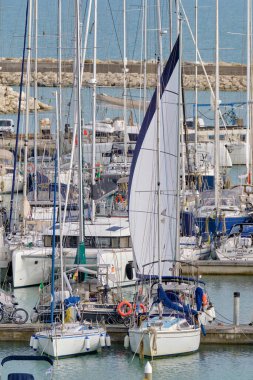 İtalya, Sicilya, Akdeniz, Marina di Ragusa (Ragusa ili); 5 Nisan 2022, limanda lüks yatlar - EDITORIAL