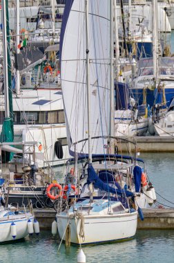 İtalya, Sicilya, Akdeniz, Marina di Ragusa (Ragusa ili); 5 Nisan 2022, limanda lüks yatlar - EDITORIAL