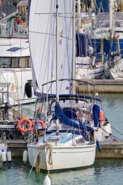 İtalya, Sicilya, Akdeniz, Marina di Ragusa (Ragusa ili); 5 Nisan 2022, limanda lüks yatlar - EDITORIAL