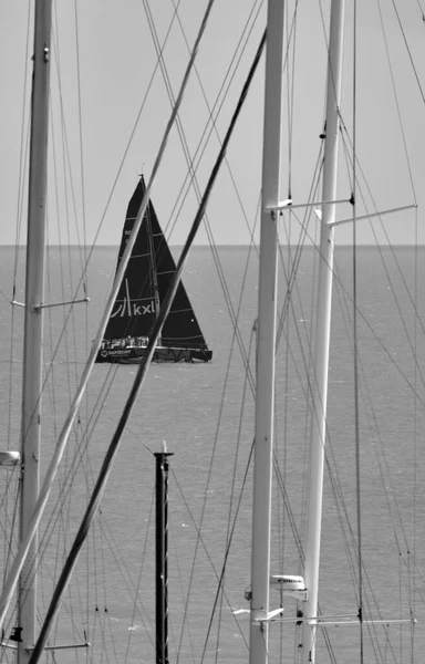 イタリア シチリア島 地中海 マリーナ ラグーザ ラグーザ州 4月2022 シチリア海峡の帆船と前景の帆船マストの人々 Editorial — ストック写真